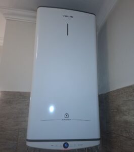 Ariston Velis Pro bojler modern fürdőszobában – Ariston bojler választás energiatakarékos otthonokhoz.