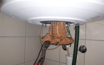 Bojler vízkőtelenítés mikor és miért fontos – erősen vízköves bojler belső része